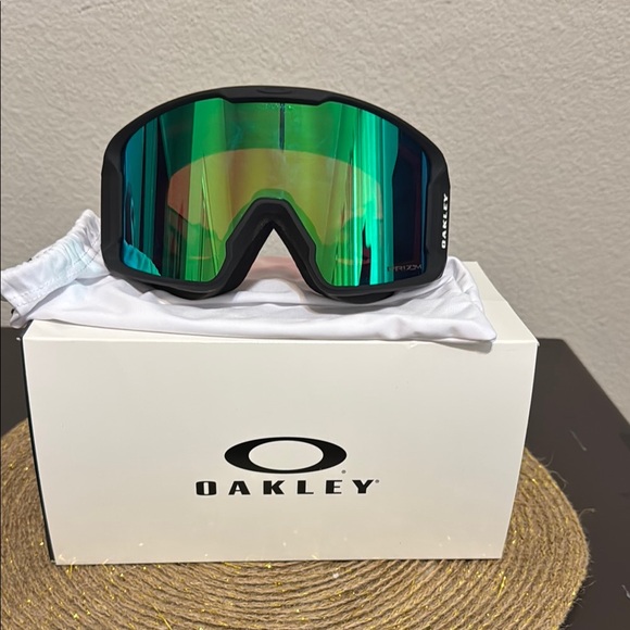 Oakley Ski Goggles with Green Lens - Picture 1 of 7